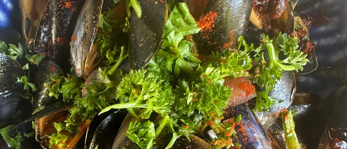 Pot mosselen met verse kruiden bovenop
