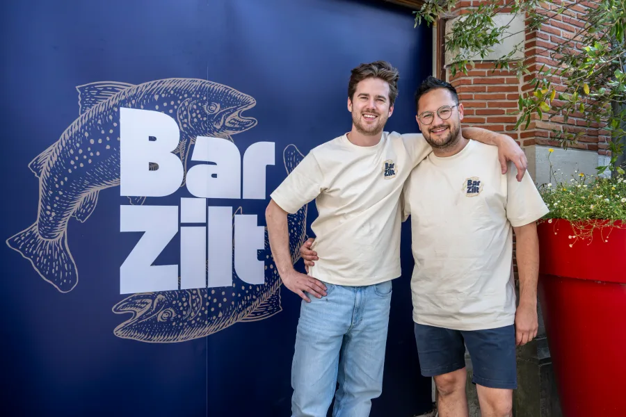 Neal en Junior voor het navy uithangbord van Bar Zilt