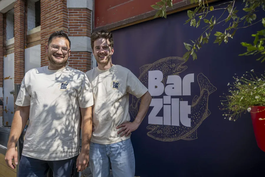 Junior (links) en Neal voor de gevel van Bar Zilt aan de Vlasmarkt